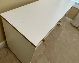 CRAFTING BENCH ON CASTERS