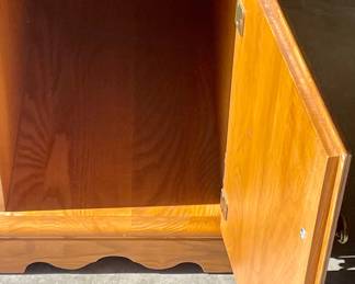 OAK END TABLE WITH PULL-OUT SHELF AND REVERSABLE RACK