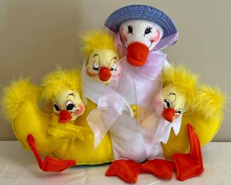2004 ANNALEE 10" BUNCH OF DUCKIES (ITEM #150404)