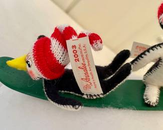 2003 ANNALEE SNOWBOARDING PENGUINS DOWNHILL VIGNETTE (ITEM #807603)
