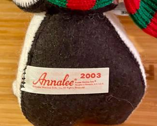 2003 ANNALEE COOL GIFT PENGUIN