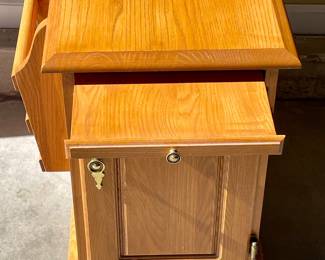 OAK END TABLE WITH PULL-OUT SHELF AND REVERSABLE RACK