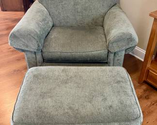 COMFY LA-Z-BOY CHAIR & OTTOMAN