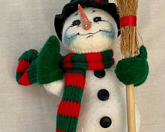 2005 ANNALEE CLASSIC SNOWMAN CHRISTMAS ORNAMENT
