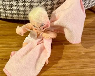 1996 ANNALEE 5" BABY GIRL HOLDING PINK BLANKET (ITEM #196396)