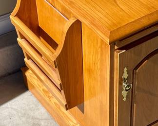 OAK END TABLE WITH PULL-OUT SHELF AND REVERSABLE RACK