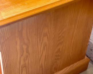 OAK END TABLE WITH PULL-OUT SHELF AND REVERSABLE RACK