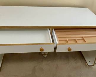 CRAFTING BENCH ON CASTERS