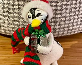 2003 ANNALEE COOL GIFT PENGUIN