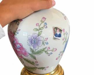 White floral ceramic table lamp – butterfly design, gold accents, with shade | Lot 1150, bids start at $10