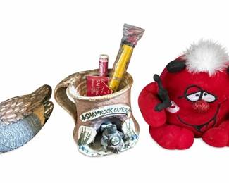 Soundesign jukebox clock & novelty decor – Shamrock Caverns mug, model ship, plush, figurines | Lot 1149, bids start at $10