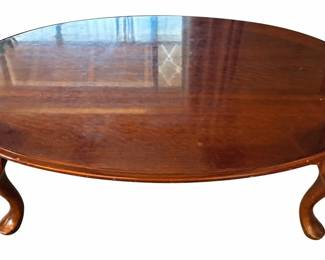 Oval coffee table – dark finish, Queen Anne-style cabriole legs | Lot 1169, bids start at $10