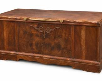 Roos cedar chest – Sweetheart hope chest with tray, Roos label | Lot 1119, bids start at $75