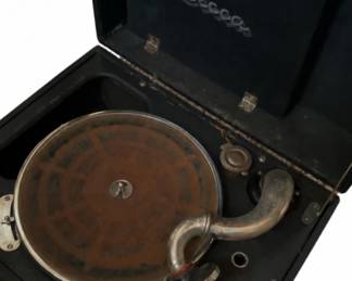 Vintage Decca wind-up gramophone – portable crank record player / phonograph in case | Lot 1243, bids start at $25