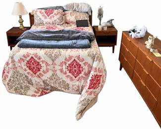 Bedroom set – bed, 9-drawer dresser & 2 nightstands, tapered legs | Lot 1147, bids start at $300