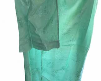 Green floral robe – lustrous fabric, wide sleeves, tie belt | Lot 1249, bids start at $10