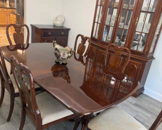 Vintage style dining set. 6 chairs