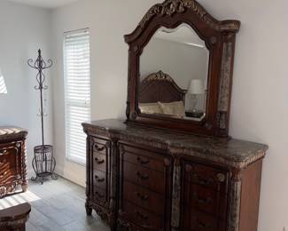 Vintage dresser with mirror. Pairs with full bedroom set