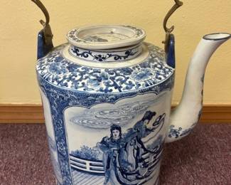 CHINESE PORCELAIN TEAPOT OR WINE EWER