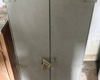 507 - Locker Cabinet - 50 x 21 x 26