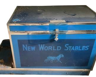 512 - New World Stables Horse Trunk w/ Contents (Description): 27 x 48 x 24