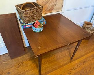 Mid-Century Modern card table with 2 additional leaves