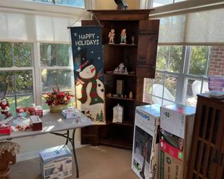 Corner cabinet