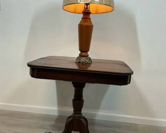 Wood Pedestal Accent Table with Table Lamp
