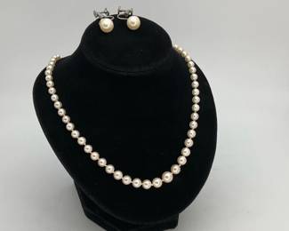 Graduated pearl necklace