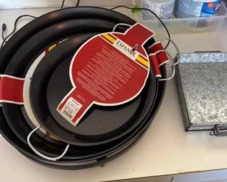 Carbon Steel Paella Pans with Red Handles Galvanized Metal Serving Trays