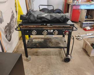 Lot 164: Blue Rhino Razor Outdoor Griddle