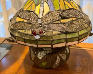 Stained glass dragonfly table lamp