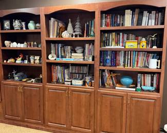 Built in bookcases with books and decorative objects