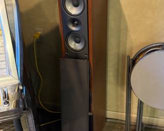 Floor standing tower speaker