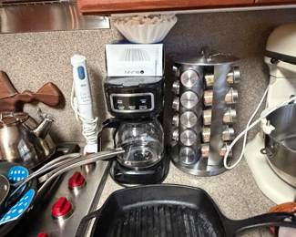 Immersion blender, spice carousel and small kitchen appliances