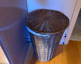 Woven wicker hamper with lid