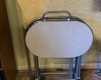 Folding tray table