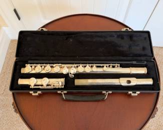Gemeinhardt 2SP flute, hard case and pictured cleaning rod. Playability untested; display table excluded.