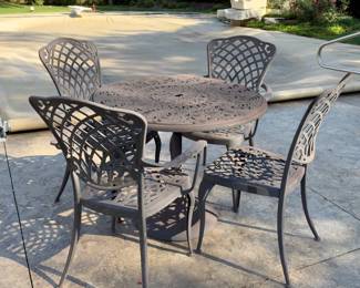 Outdoor Lifestyle Round Patio Table and Four Chairs