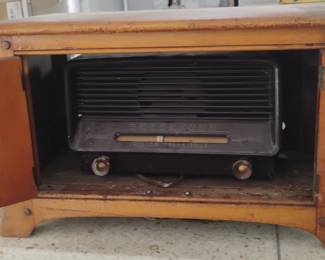Philco Transitone Table Radio in Wooden Cabinet