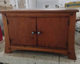 Philco Transitone Table Radio in Wooden Cabinet second image