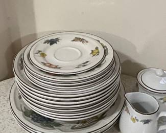 Gibson Housewares Festival Pattern Dinnerware Set third image