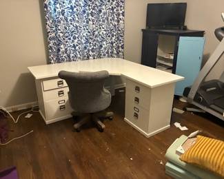 desk and chair 