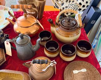 DECOR & COLLECTIBLES