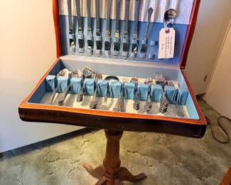 STAINLESS FLATWARE SETTING FOR 8 WITH SERVING PIECES ON STAND