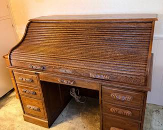 LOVELY OAK ROLL TOP DESK