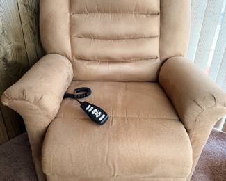 LIFT CHAIR - HEATS, VIBRATES, STANDS YOU UP.