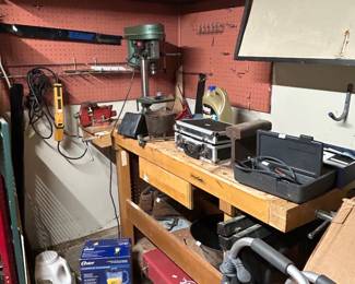 Work bench with vise