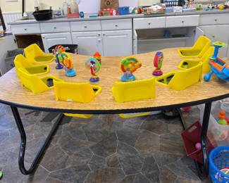 8 Seat feeding or activity table