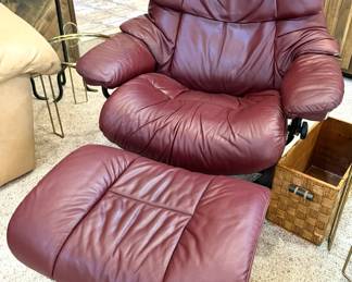 Stressless recliner + ottoman (2)